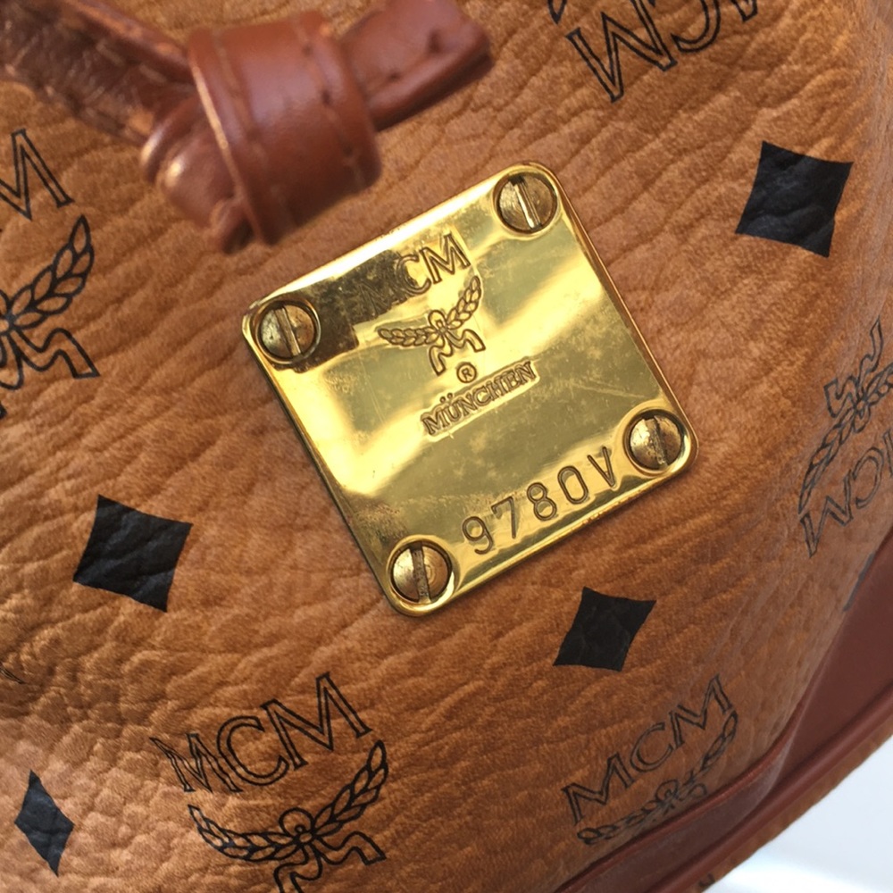 Mcm bucket bag (includes dust bag and cards) - Picture 11 of 15